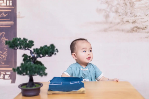 黔东南三个月宝宝抬头不稳